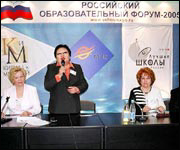 Фото: Вера Бадмаевна Манджиева отвечает на вопросы ведущего конкурса - кликни для увеличения